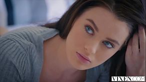 Lana Rhoades spreidt haar billen om diep in haar poesje geneukt te worden