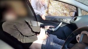 Jong nederlands meisje geeft een handjob en pijpbeurt in haar auto